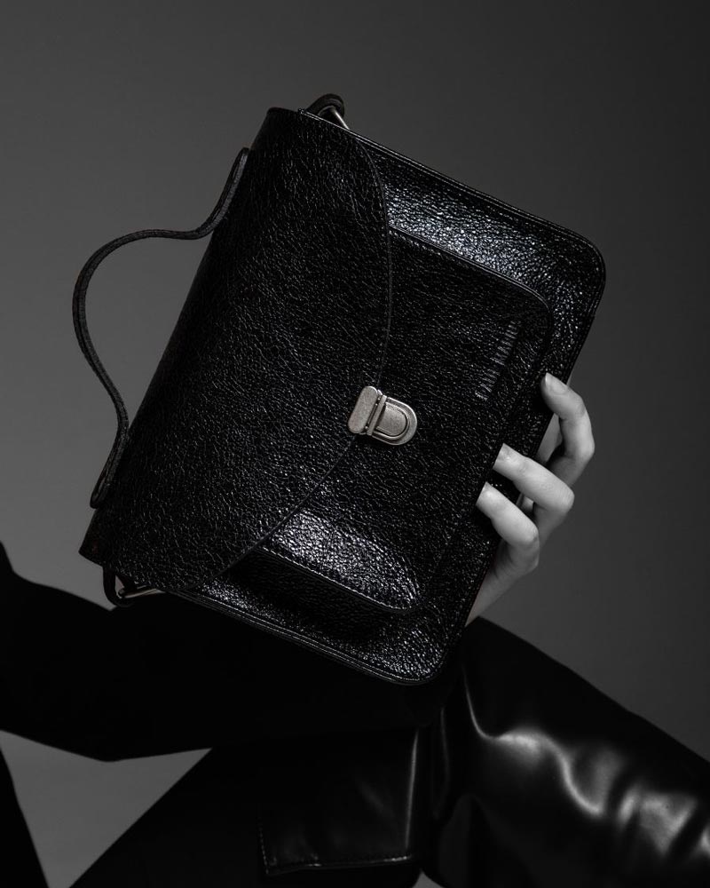 Sac en cuir noir m&eacute;tallis&eacute; pour femme