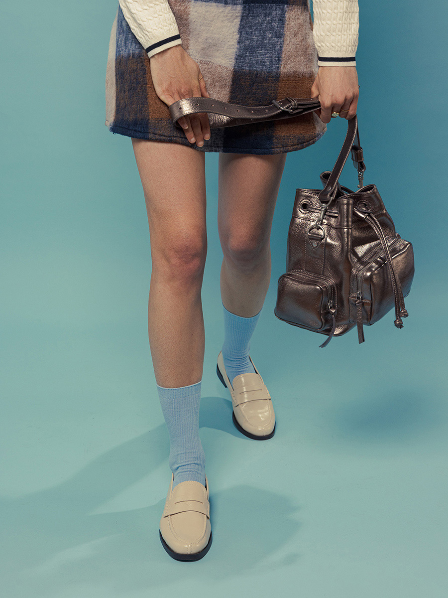 bucket-bag-leather-silver-leseau-90s-steel-ambient-view-w57-gm