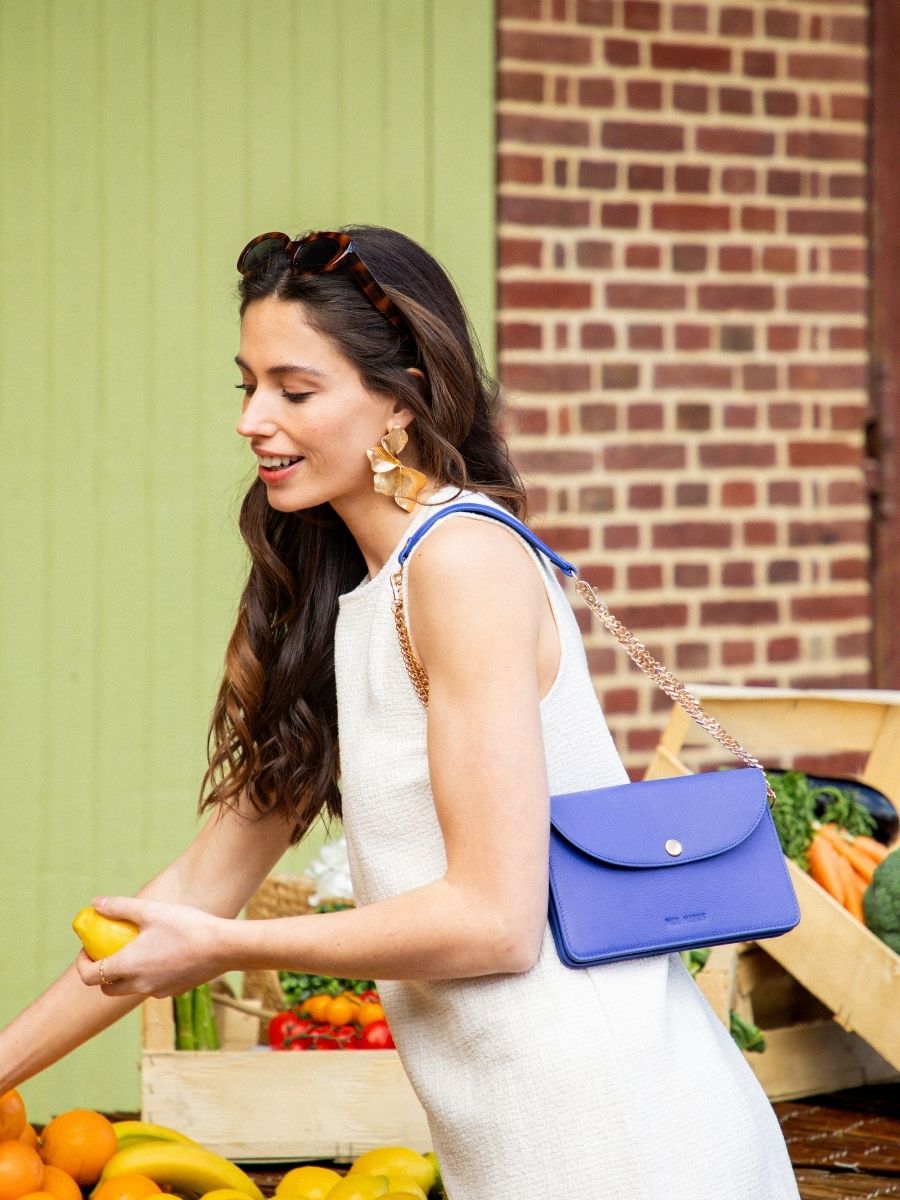 blue-leather-clutch-bag-bertille-azur-royal-blue-paul-marius-focus-material-view-picture-w44-az-blu