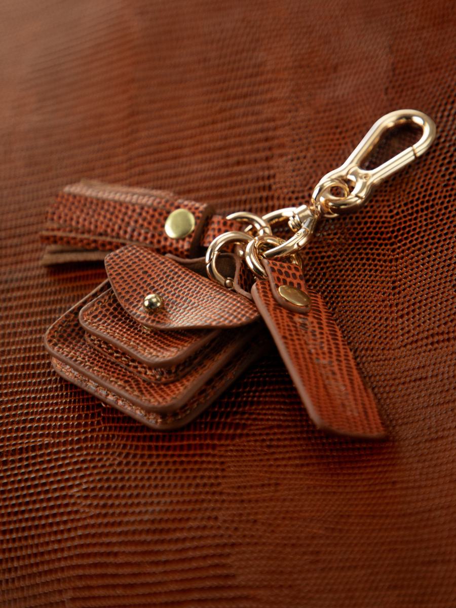 brown-leather-key-ring-labreloque-mademoiselle-george-1960-amber-paul-marius-ambient-picture-lkc-w05-l-l