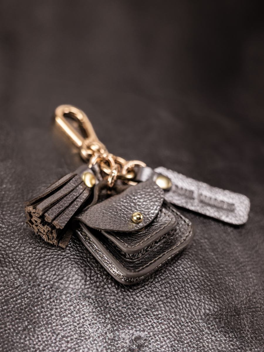 steel-leather-key-ring-leporte-cle-breloque-paul-marius-ambient-picture-lkc-logo-gm