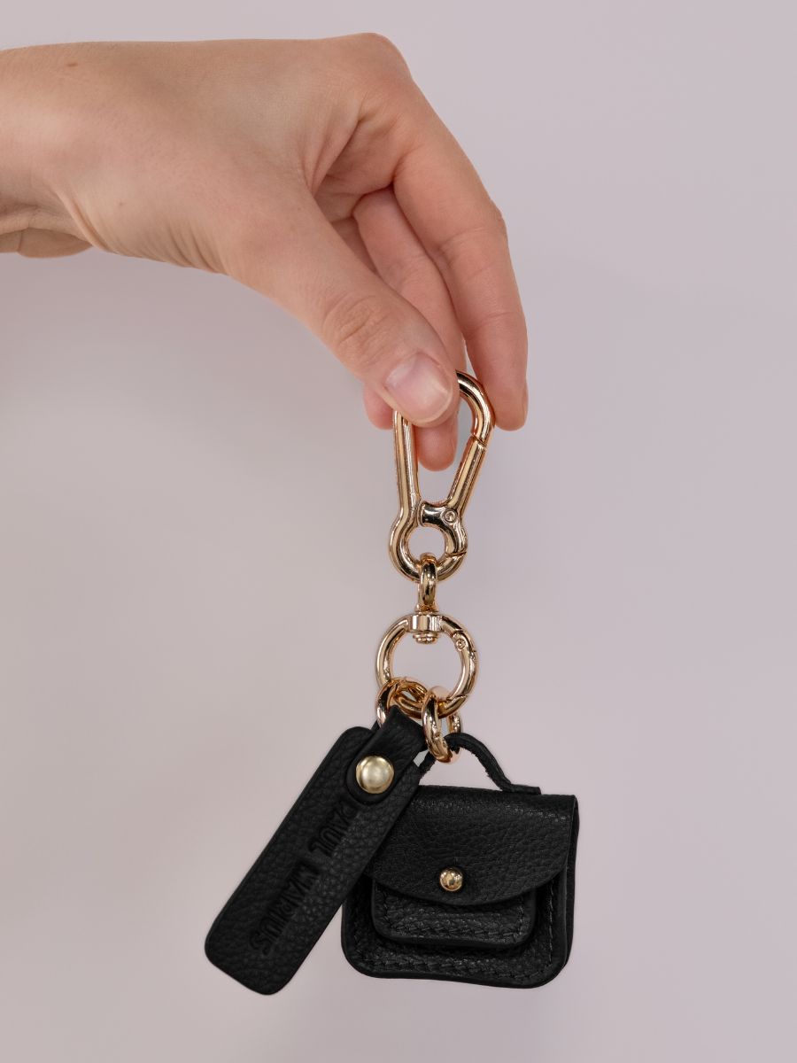 black-leather-key-ring-labreloque-pompon-paul-marius-ambient-picture-lkc-tassel-b