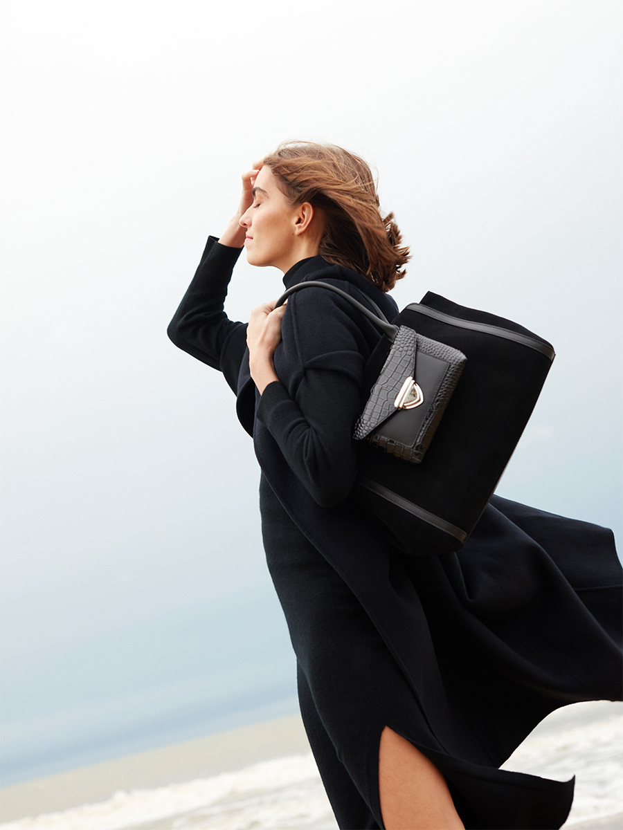 mini-bag-lecaprice-pochette-black-patent-leather-ambient-view-w65-cr-ver-b