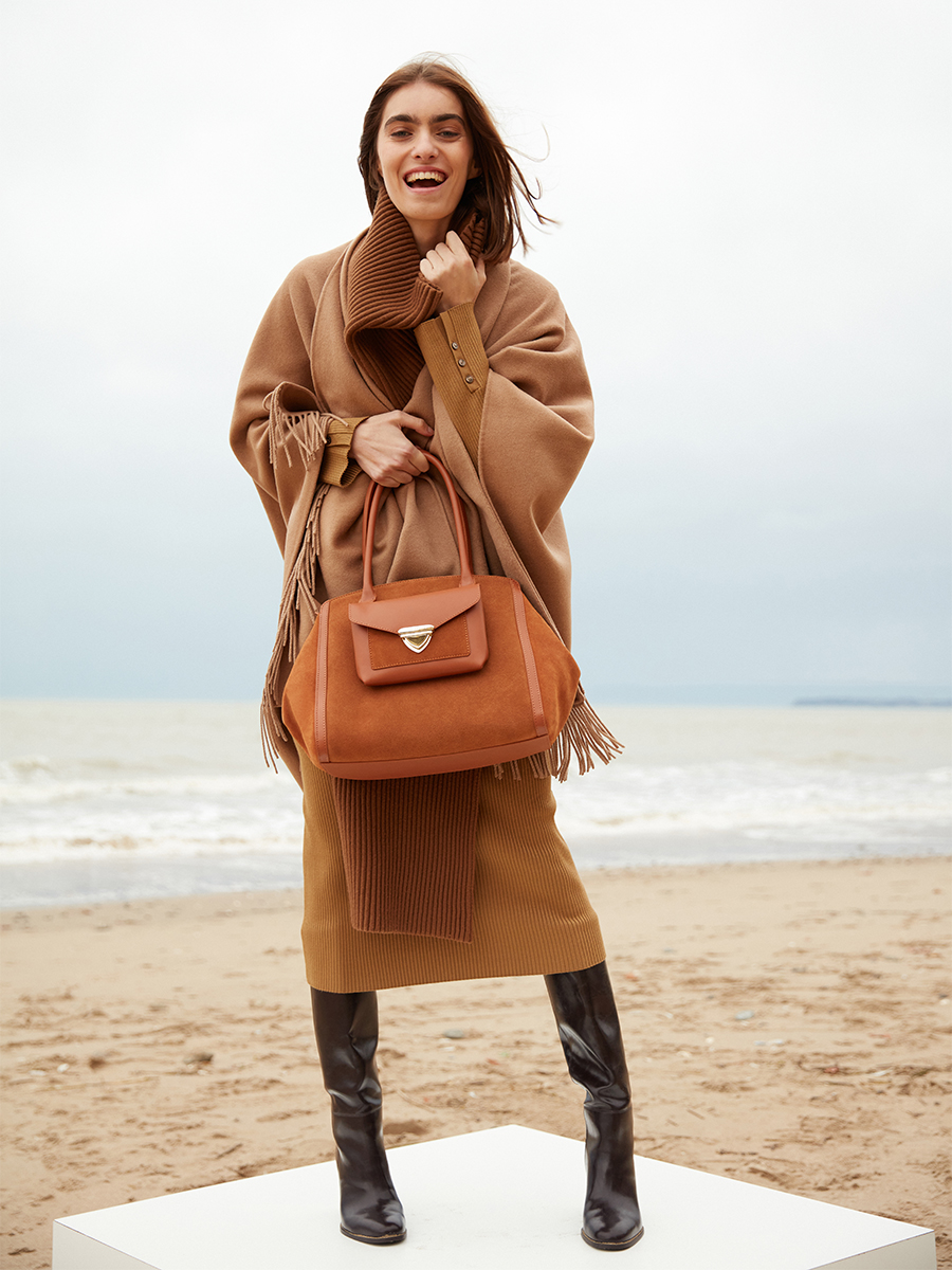 tote-bag-leather-LeCaprice-hazelnut-ambient-view-w64m-su-mb