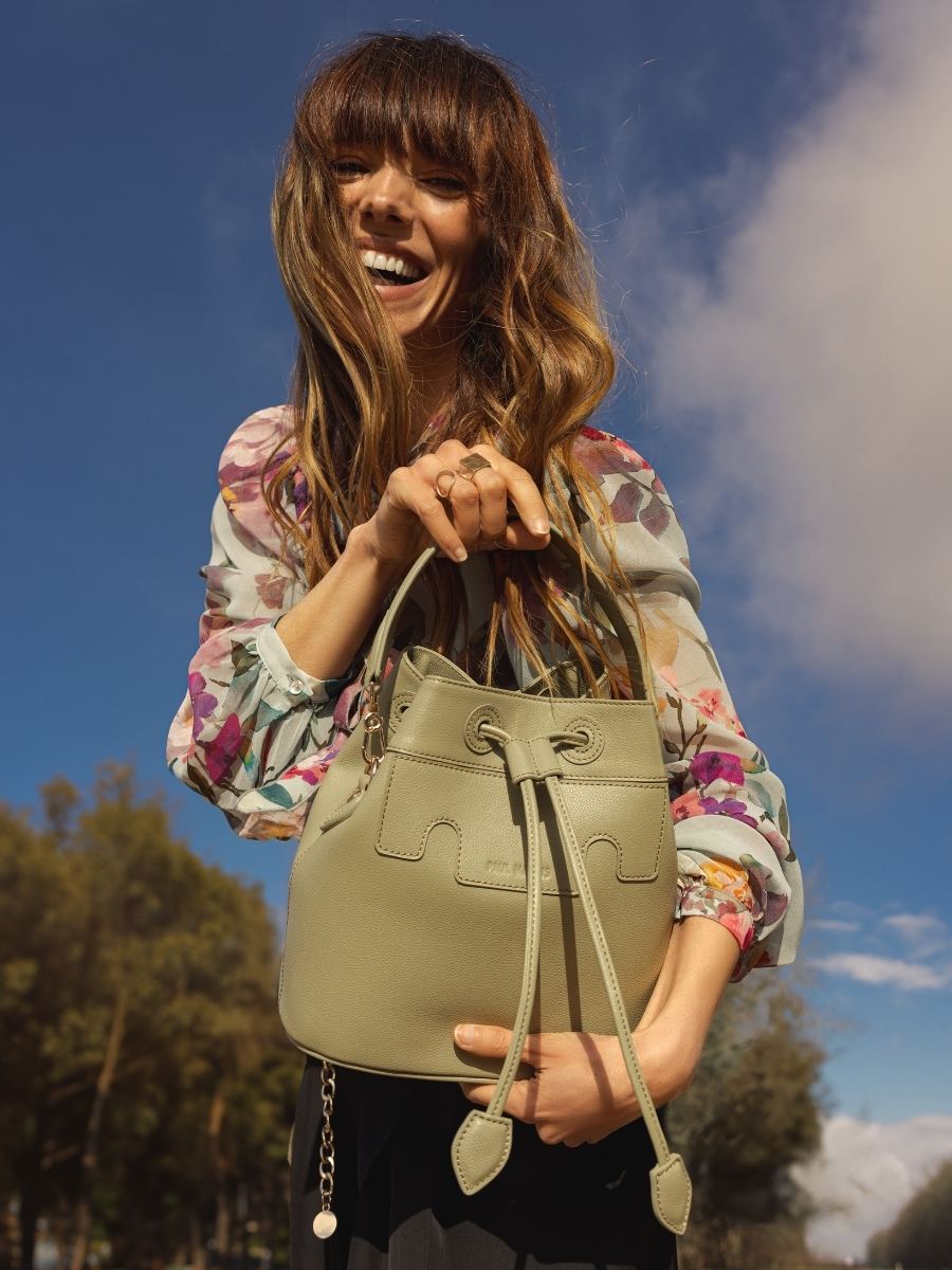 bucket-bag-leather-capucine-soft-black-ambient-view-w39-bm-b
