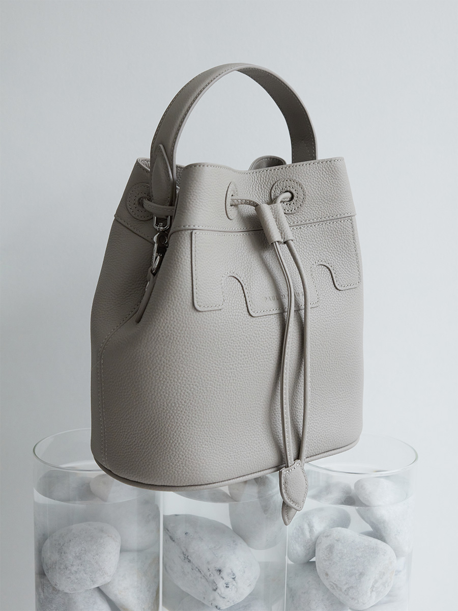 bucket-bag-leather-capucine-galet-ambient-view-w39-bm-gre