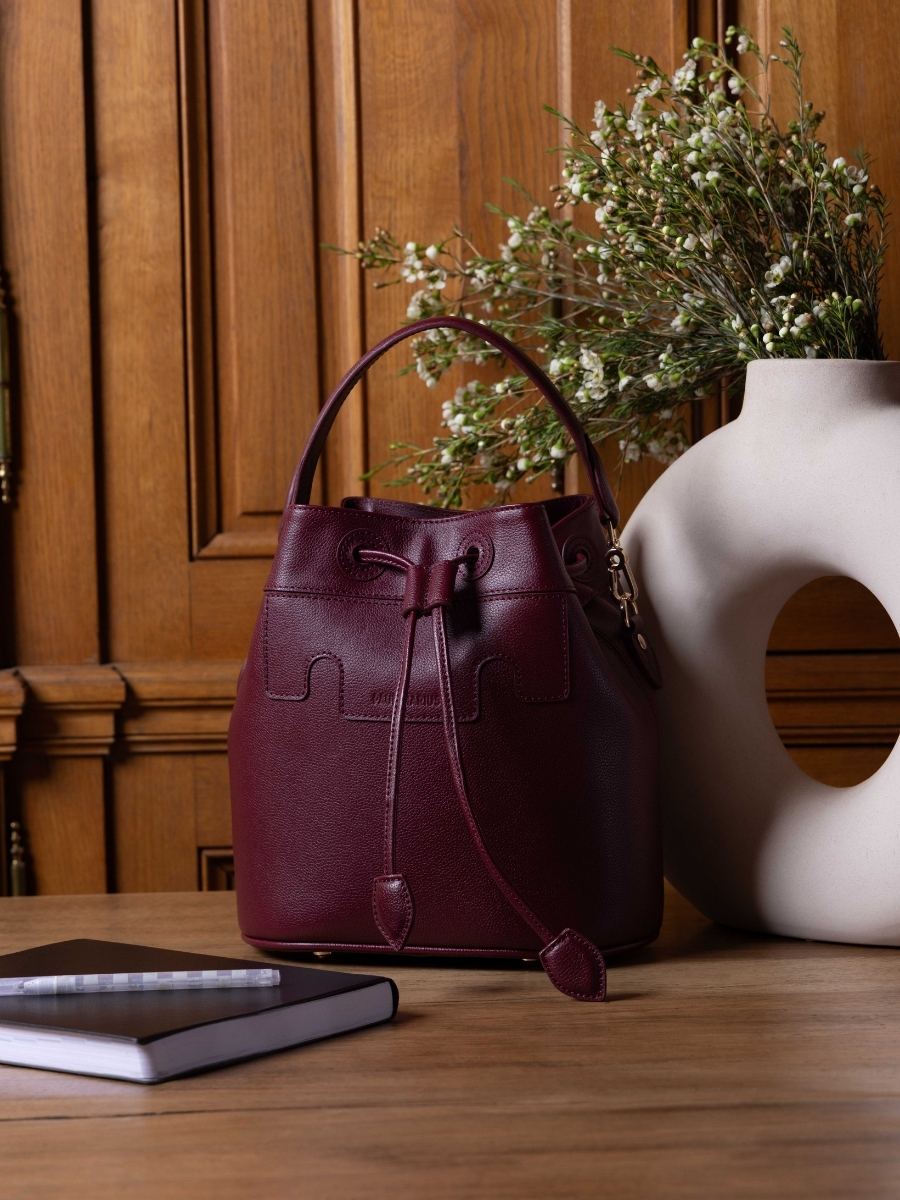 bucket-bag-leather-capucine-burgundy-focus-material-view-w39-p