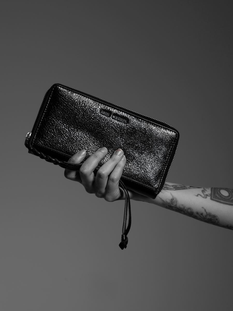 shimmering-black-leather-wallet-leportefeuille-charlotte-eclipse-paul-marius-campaign-picture-m63-m-b