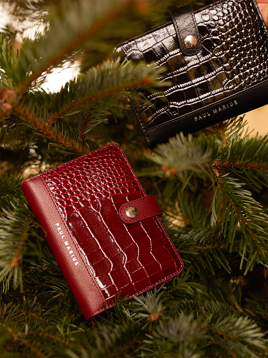 le-portefeuille-jeanne-croco-leather-woman-patent-burdgundy-ambient-view-m34-cr-ver-dr
