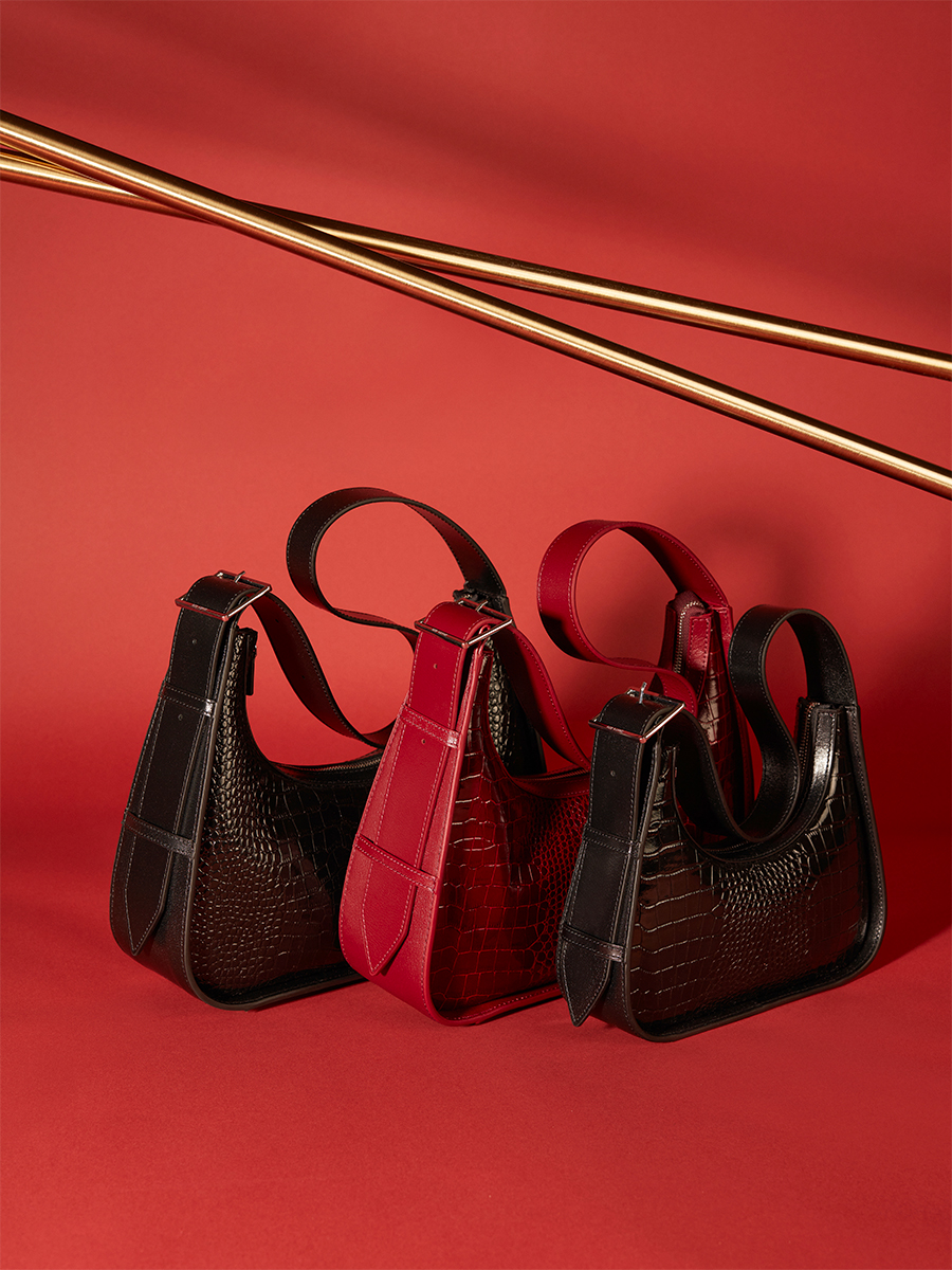 victoire-xs-handbag-leather-black-patent-ambient-view-w54xs-cr-ver-b