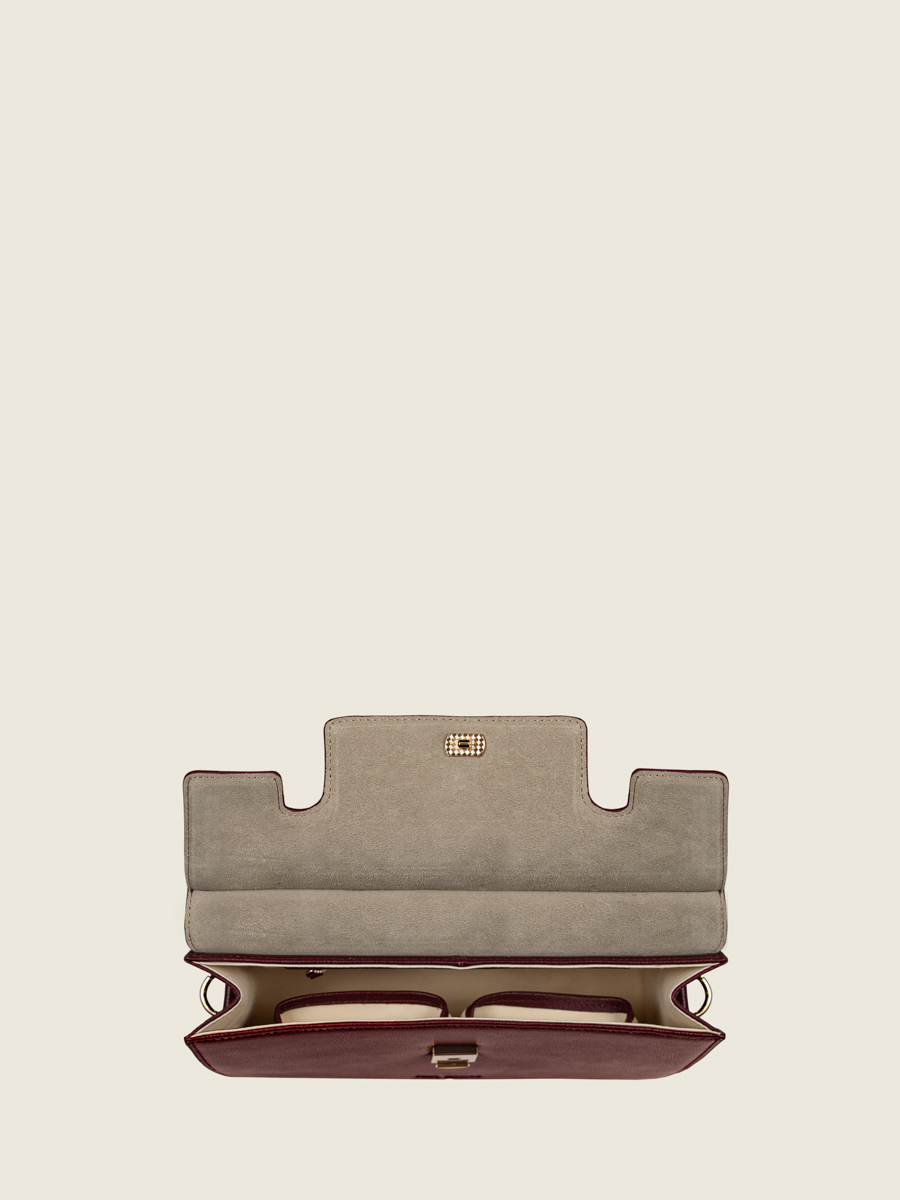baguette-bag-leather-gabrielle-burgundy-ambient-view-w42-p