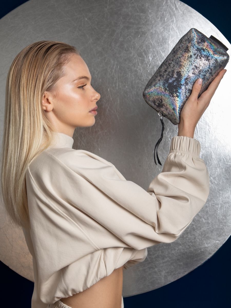 holographic-leather-toiletry-adele-galaxy-paul-marius-campaign-picture-m500-gal