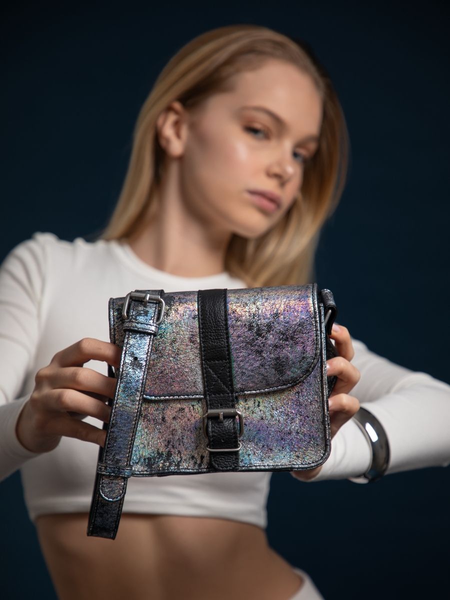 holographic-leather-shoulderbag-lessentiel-galaxy-paul-marius-campaign-picture-m21-gal