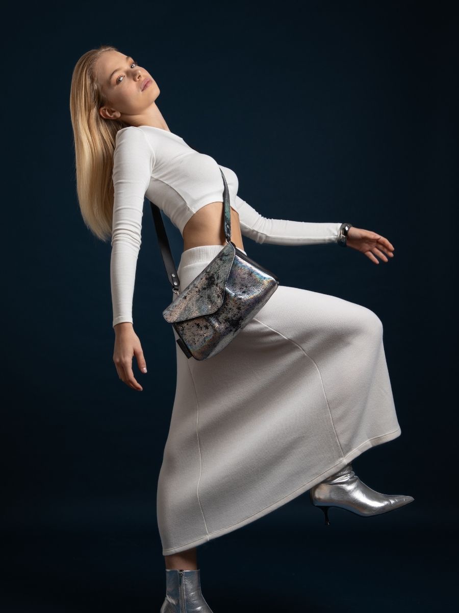holographic-leather-shoulderbag-suzon-m-galaxy-paul-marius-campaign-picture-w25m-gal