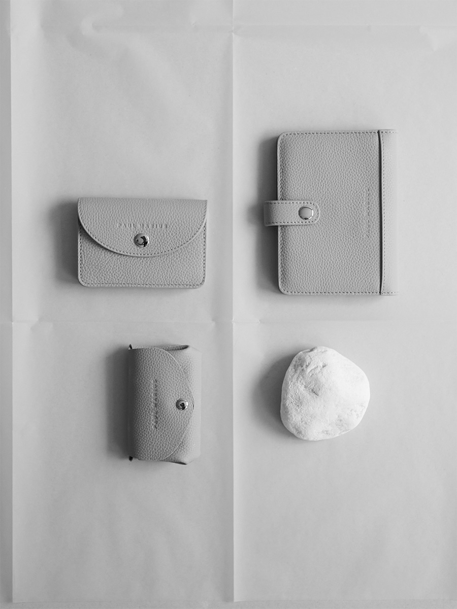 purse-grey-leather-legustave-galet-ambient-view-clp-bm-gre