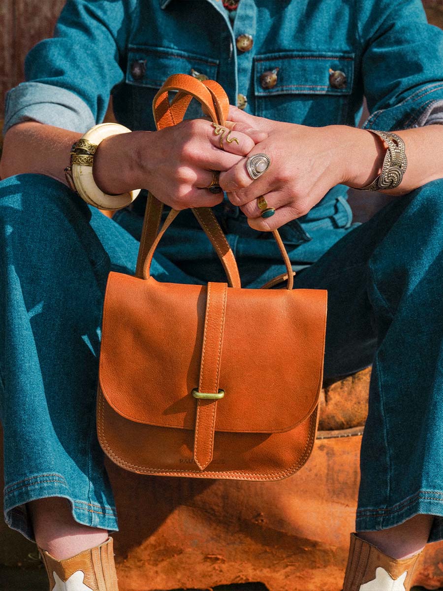 brown-leather-crossbody-bag-women-close-up-picture-lagibeciere-oiled-cognac-paul-marius-3760125358147