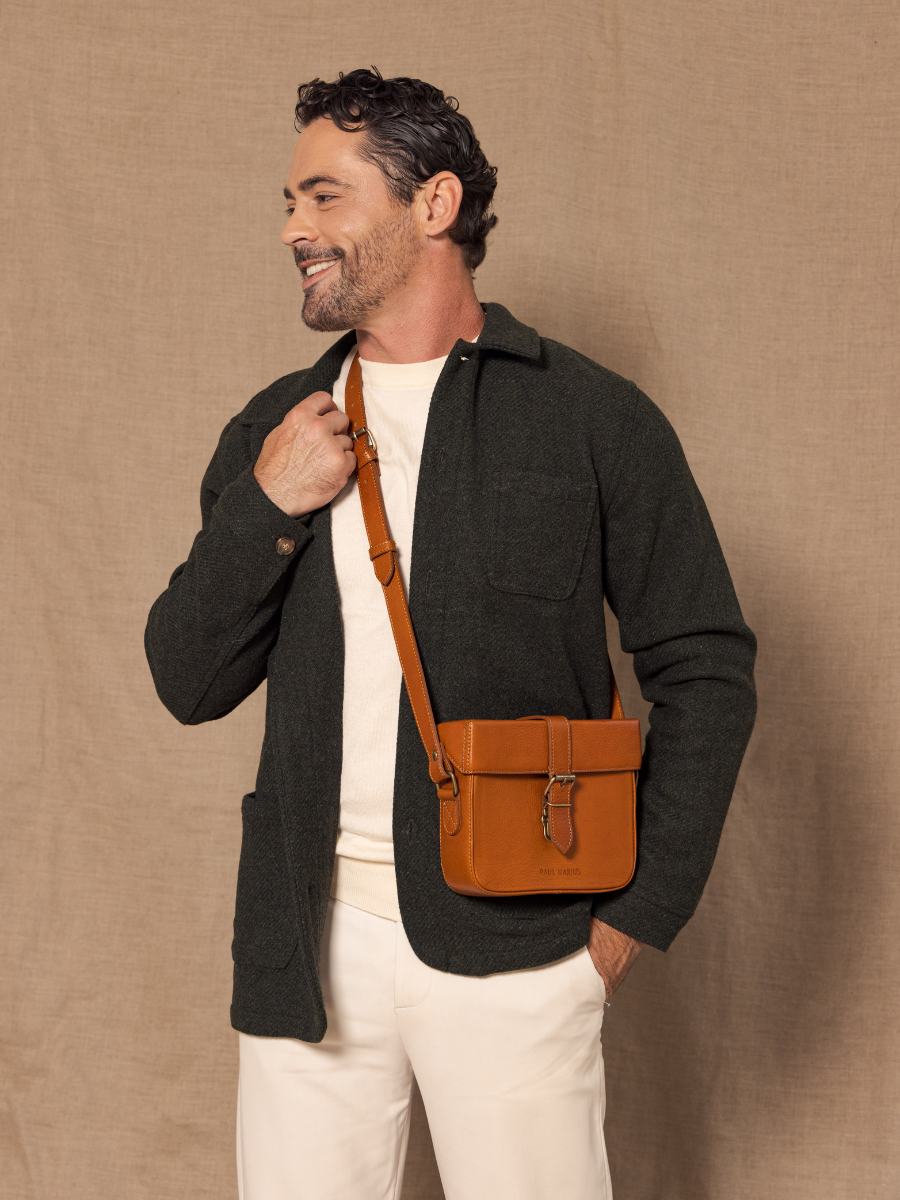 shoulder-bag-lecoquin-oiled-cognac-focus-material-view-m405-ol