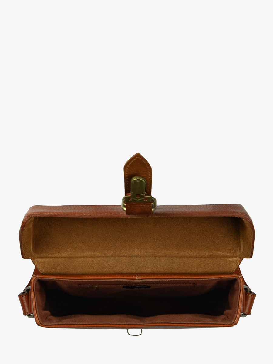 shoulder-bag-lecoquin-oiled-cognac-ambient-view-m405-ol