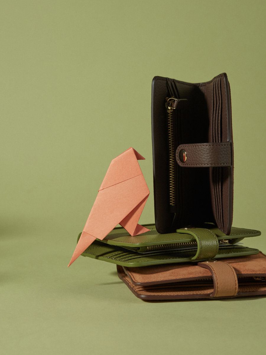 leather-brown-wallet-leporte-feuille-jeanne-brick-ambient-view-m34-su-co