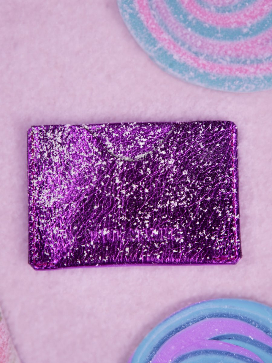 purple-metallic-leather-card-holder-leporte-cartes-gabin-bonbon-paul-marius-ambient-view-m55-m-p