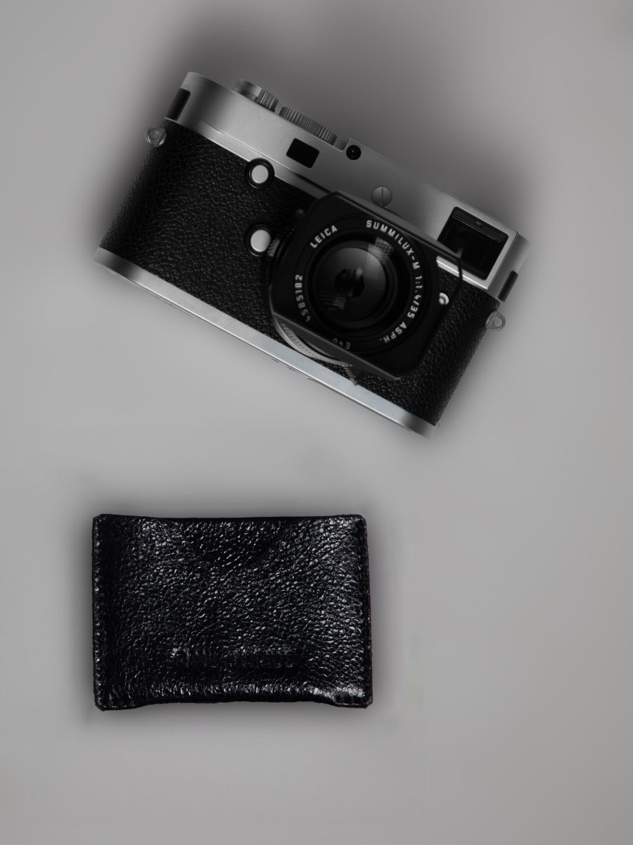 shimmering-black-leather-card-holder-leporte-cartes-gabin-eclipse-paul-marius-campaign-picture-m55-m-b