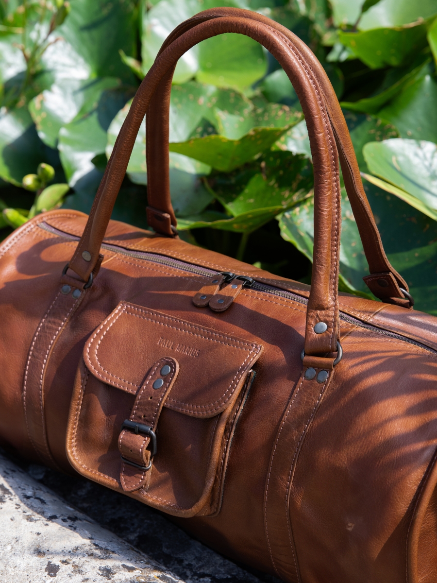 brown-leather-travel-bag-levoyageur-l-tobacco-brown-paul-marius-ambient-view-picture-m08s50