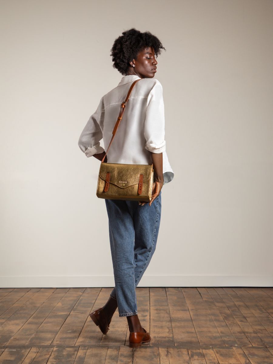 gold-leather-shoulder-bag-lindispensable-bronze-paul-marius-campaign-picture-w08-og