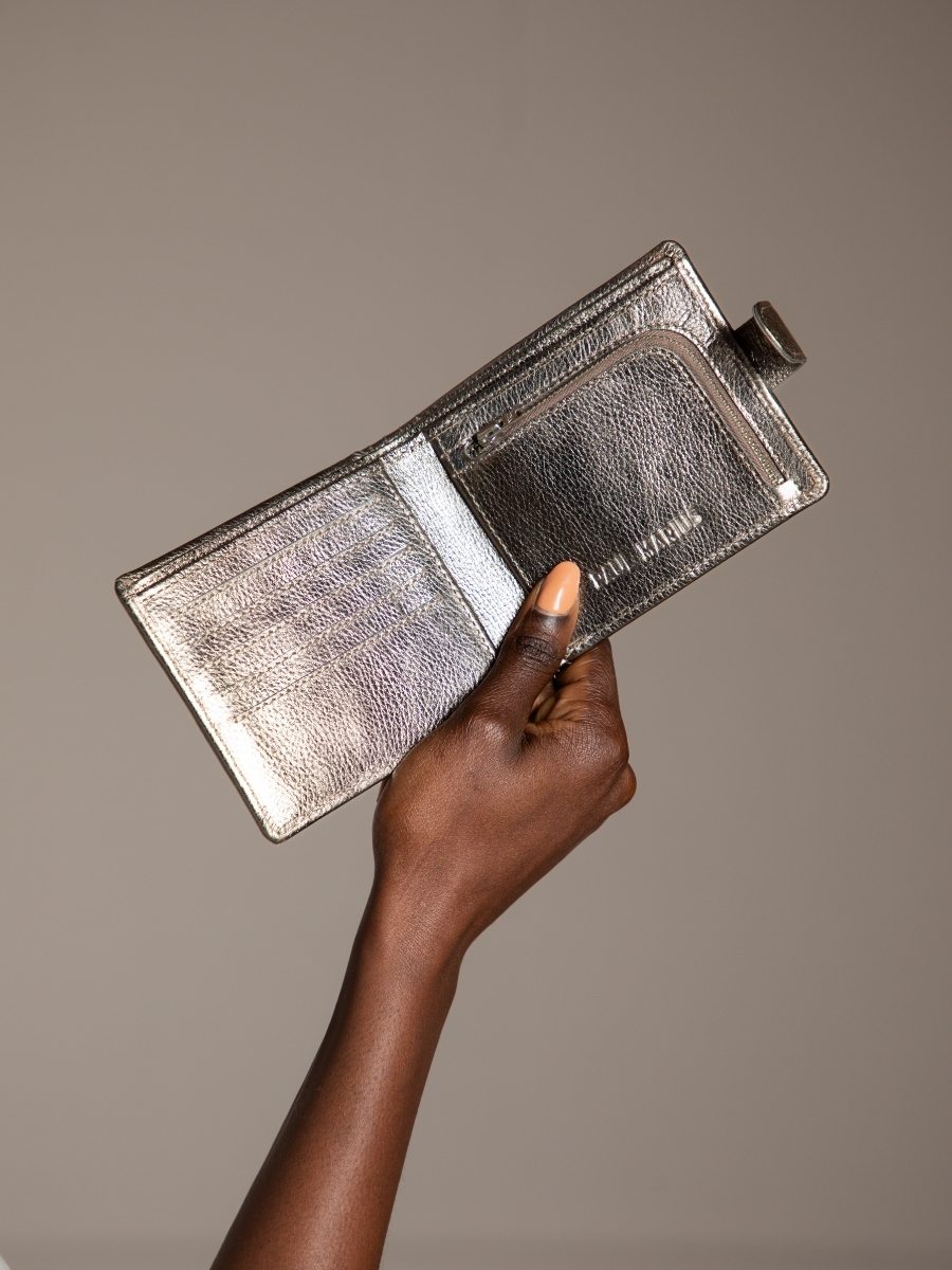 silver-leather-wallet-leportefeuille-louise-steel-paul-marius-campaign-picture-m30-gm