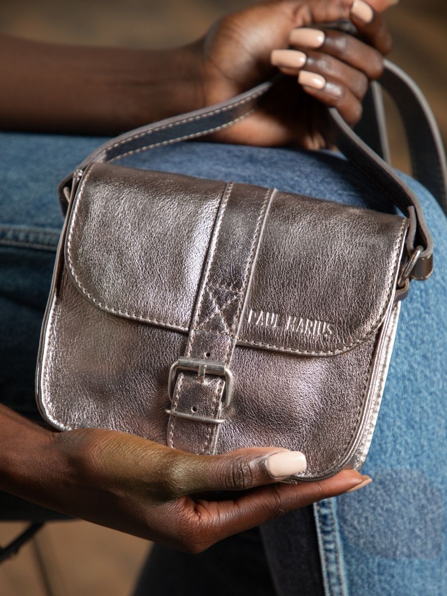 silver-leather-shoulder-bag-lessentiel-steel-paul-marius-campaign-picture-m21-gm