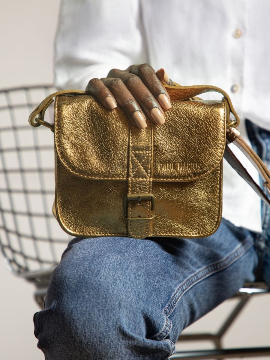 gold-leather-shoulder-bag-lessentiel-bronze-paul-marius-campaign-picture-m21-og