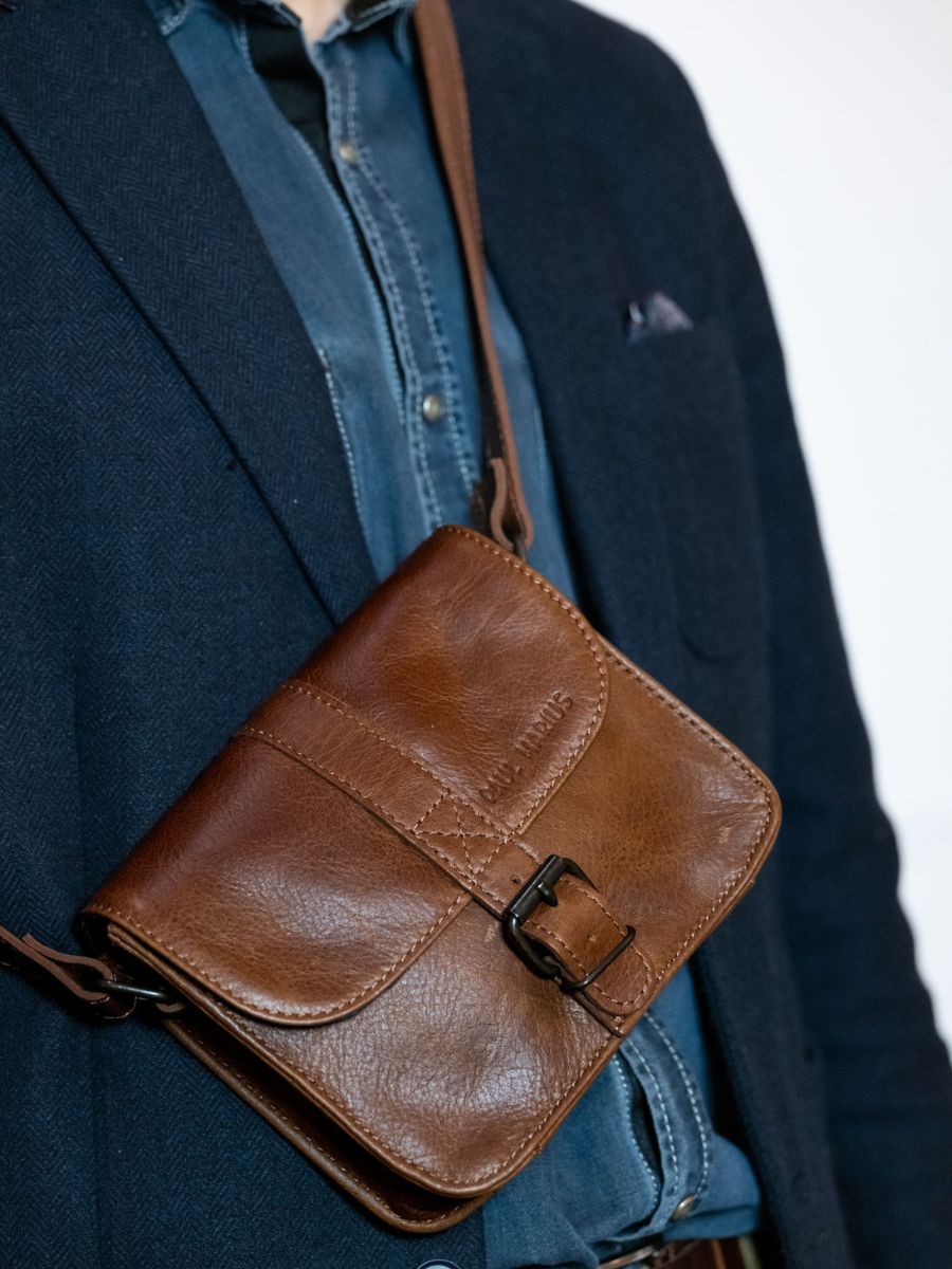 brown-leather-shoulderbag-lessentiel-tobacco-brown-paul-marius-focus-material-view-picture-m21-mk