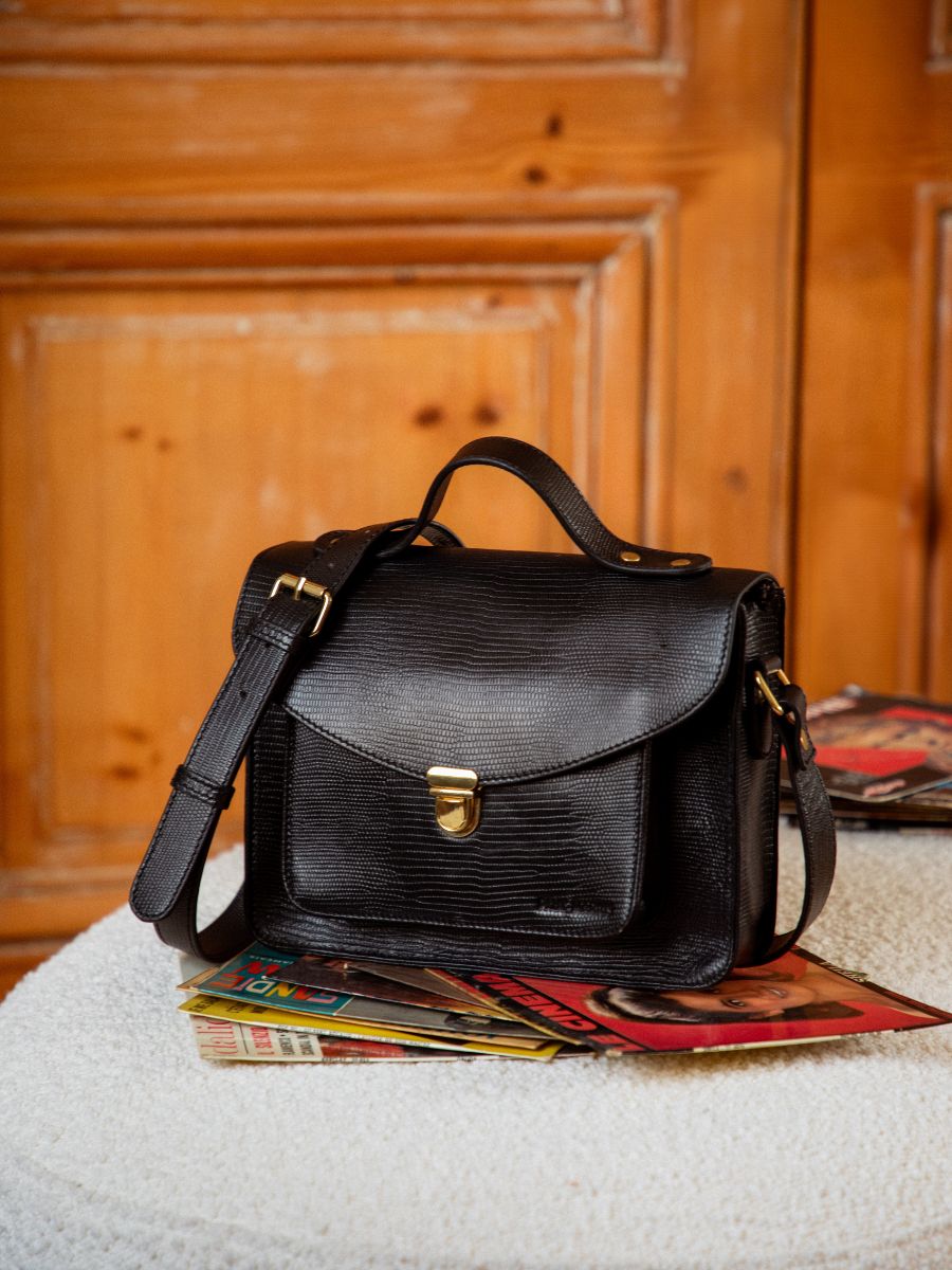 jet-black-leather-handbag-mademoiselle-george-1960-paul-marius-ambient-view-picture-w05-l-b
