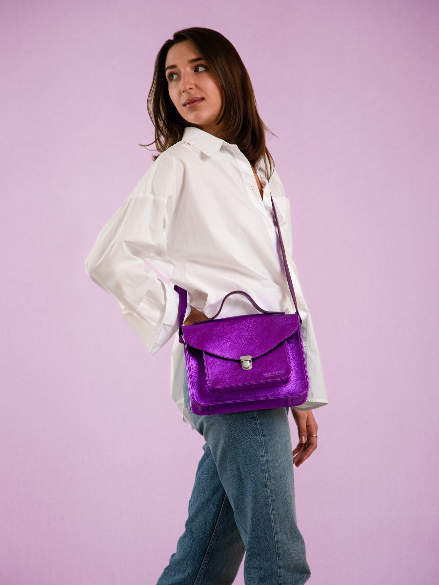 purple-metallic-leather-handbag-mademoiselle-george-bonbon-paul-marius-ambient-view-picture-w05-m-p