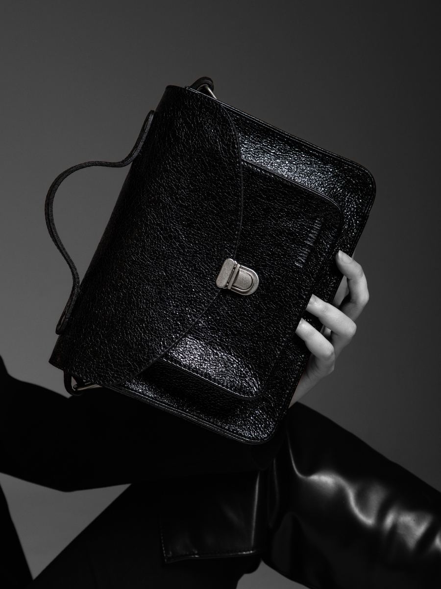 shimmering-black-leather-handbag-mademoiselle-george-eclipse-paul-marius-campaign-picture-w05-m-b