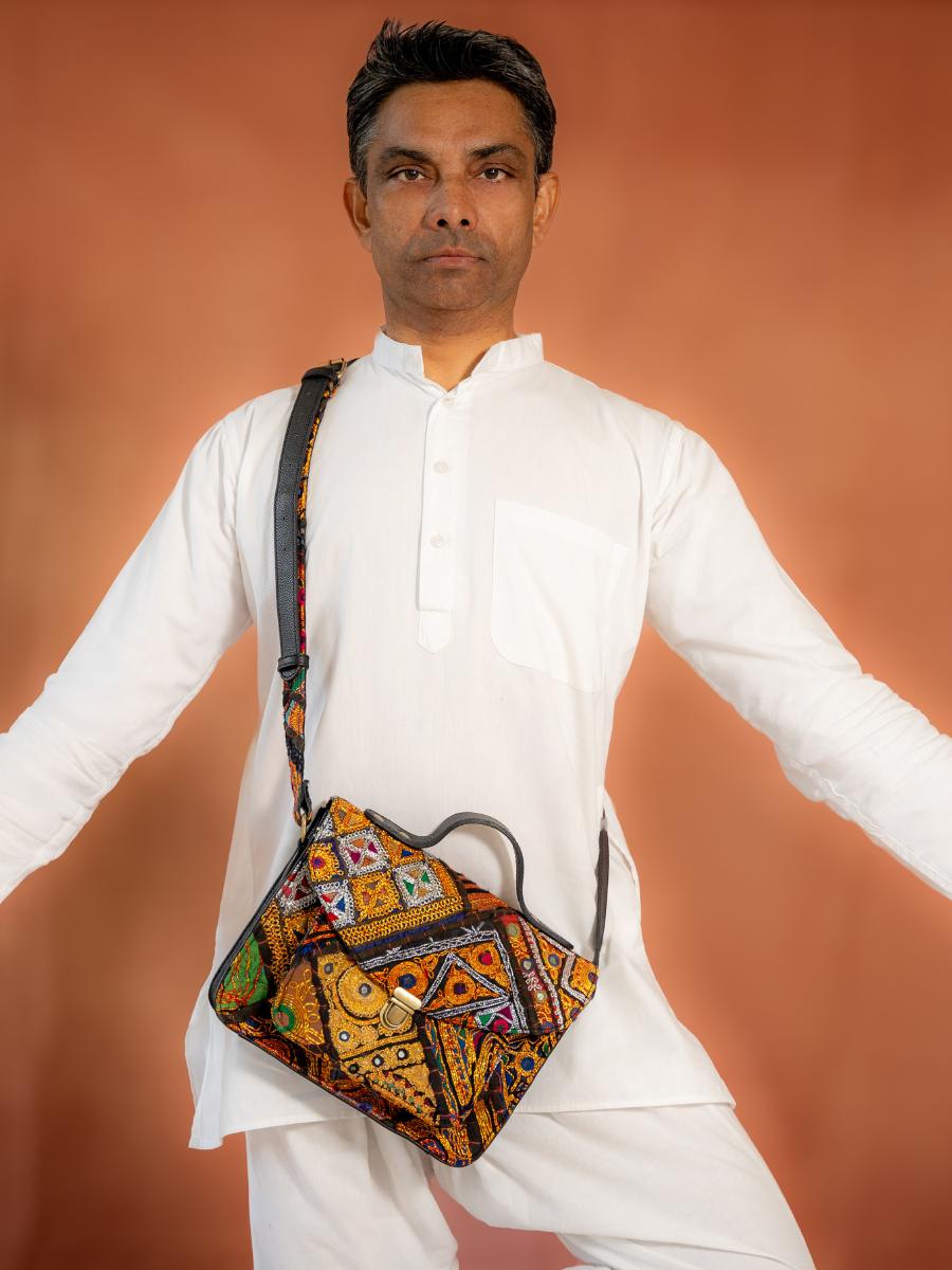 black-leather-handbag-mademoiselle-george-jaipur-black-paul-marius-ambient-view-picture-w05-jai-b