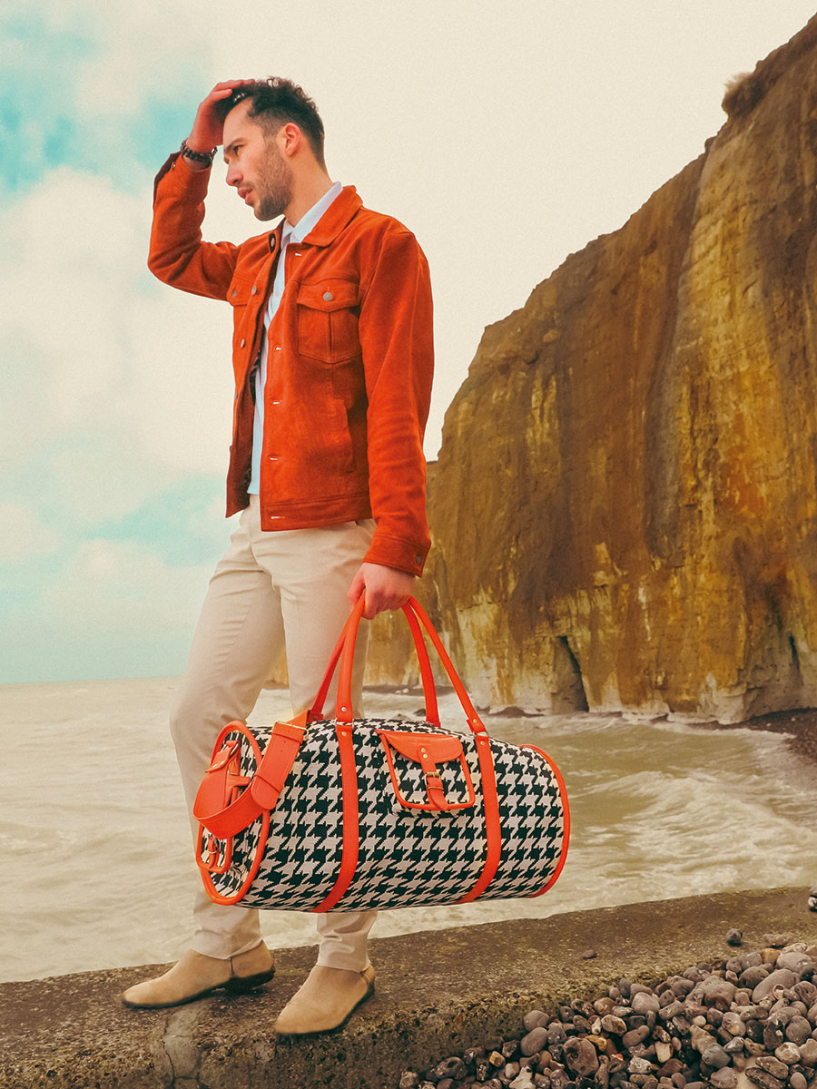 orange-leather-travel-bag-levoyageur-xl-allure-orange-paul-marius-campaign-picture-m08s60-hs2-o