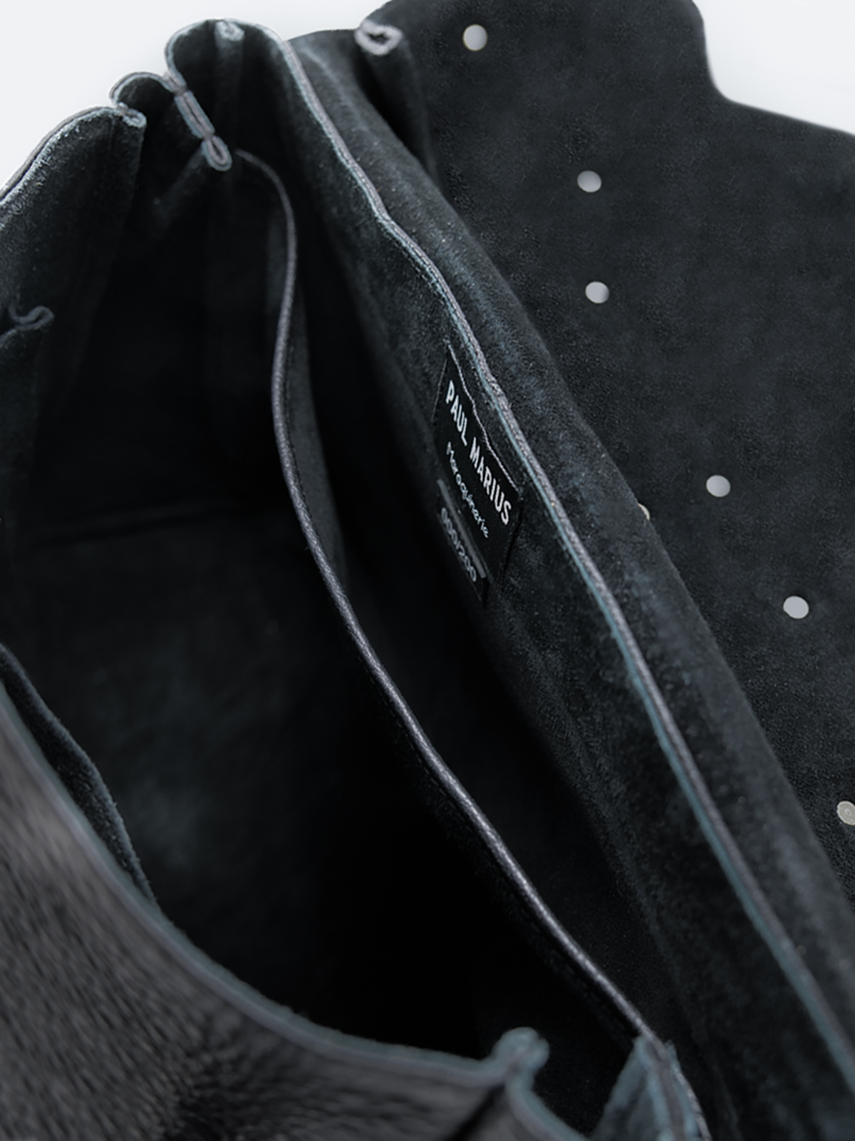 black-leather-shoulder-bag-interior-view-picture-lasophistiquee-m-edition-noire-paul-marius-3760125356341
