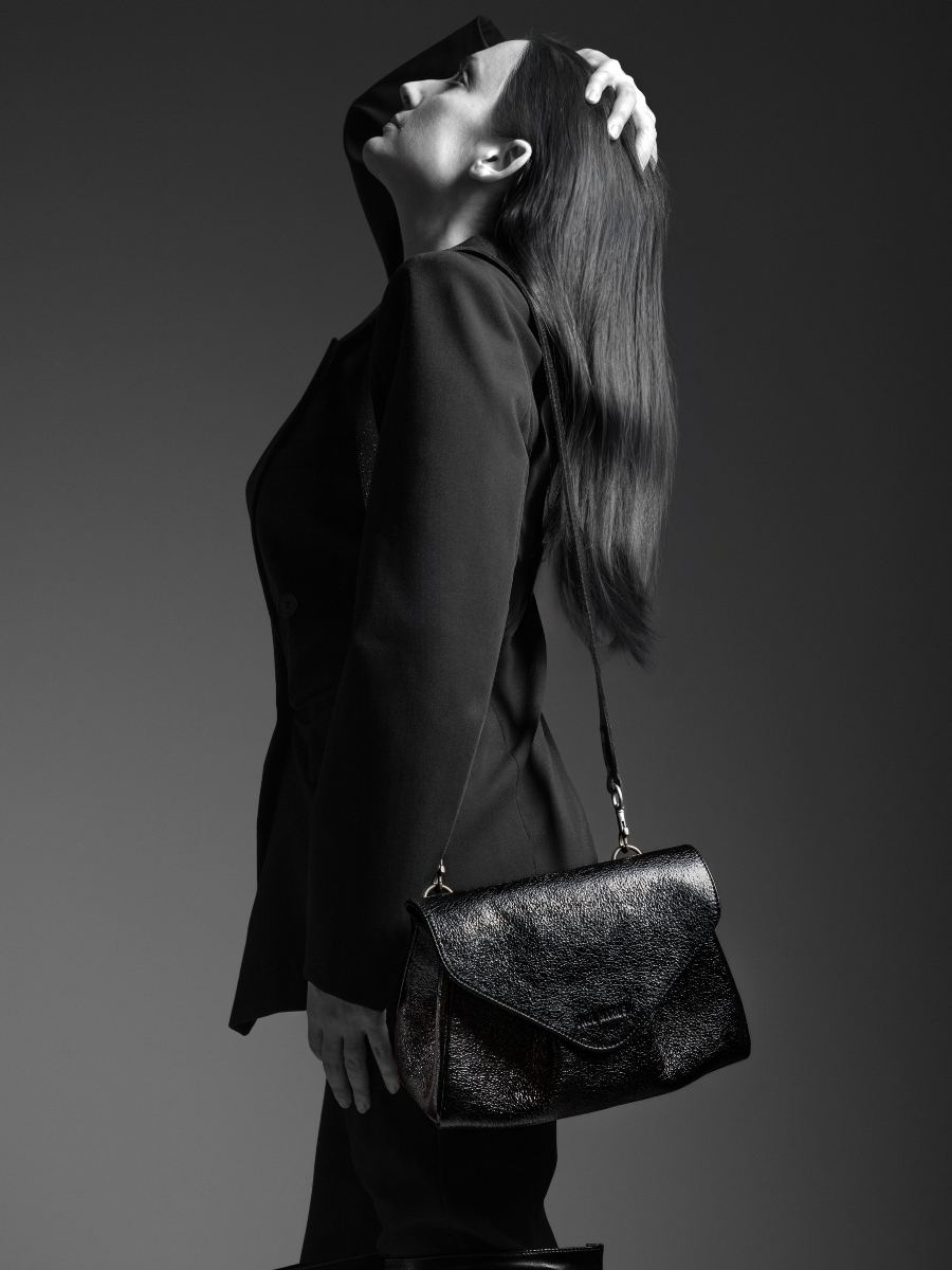 shimmering-black-leather-shoulderbag-suzon-m-eclipse-paul-marius-campaign-picture-w25m-m-b
