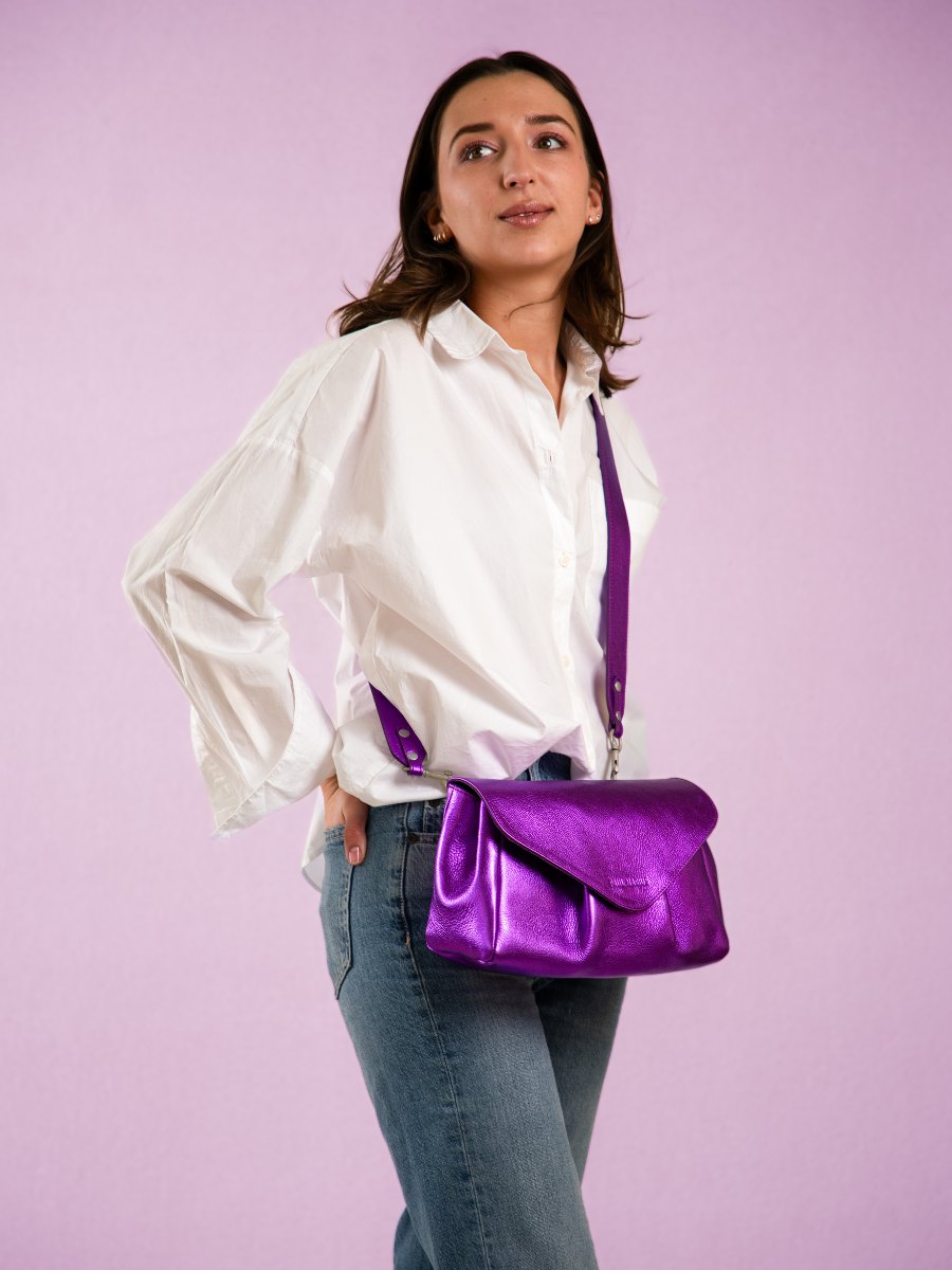 purple-metallic-leather-shoulderbag-suzon-m-bonbon-paul-marius-ambient-view-picture-w25m-m-p