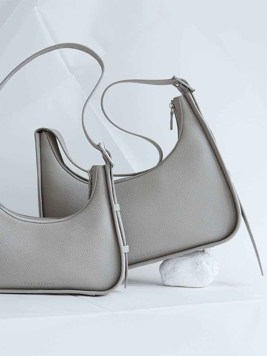 baguette-bag-grey-leather-victoire-galet-ambient-view-w54-bm-gre 