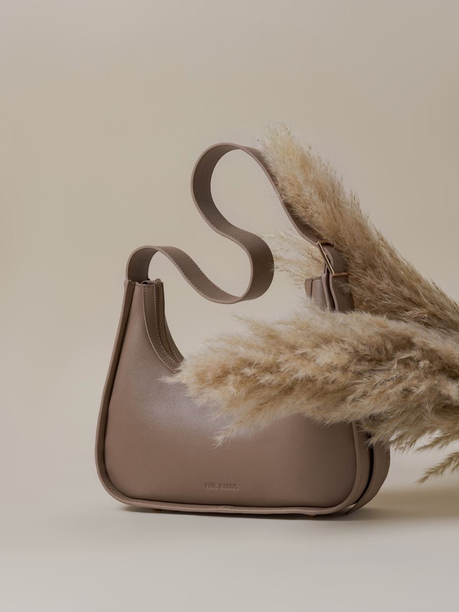 baguette-bag-leather-victoire-taupe-focus-material-view-w54-bei