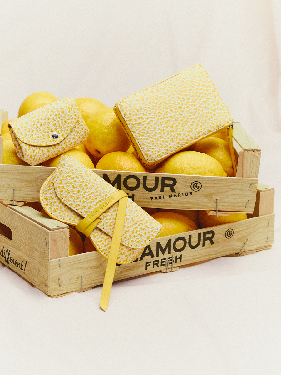 Yellow leather crossbody bag LeBohémien - Citronnade ambient view