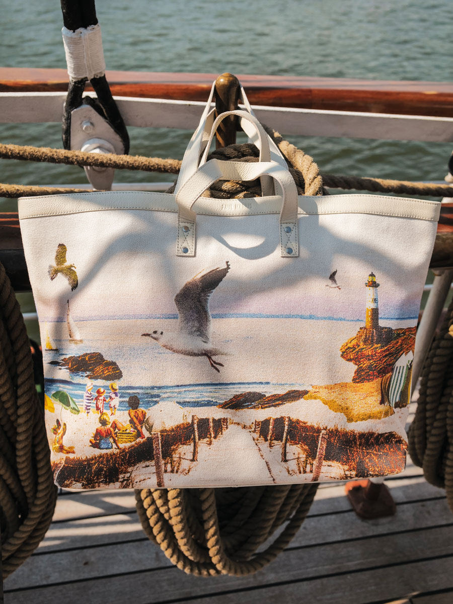 beach-print-leather-tote-bag-ambient-view-picture-dune-côte-ouest-plage-paul-marius-3760125356259
