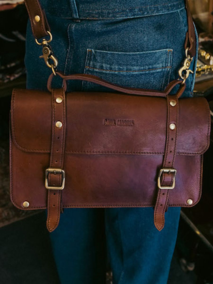 leather-shoulder-bag-for-woman-brown-rear-view-picture-lenveloppe-reedition-oiled-brown-paul-marius-3760125355467