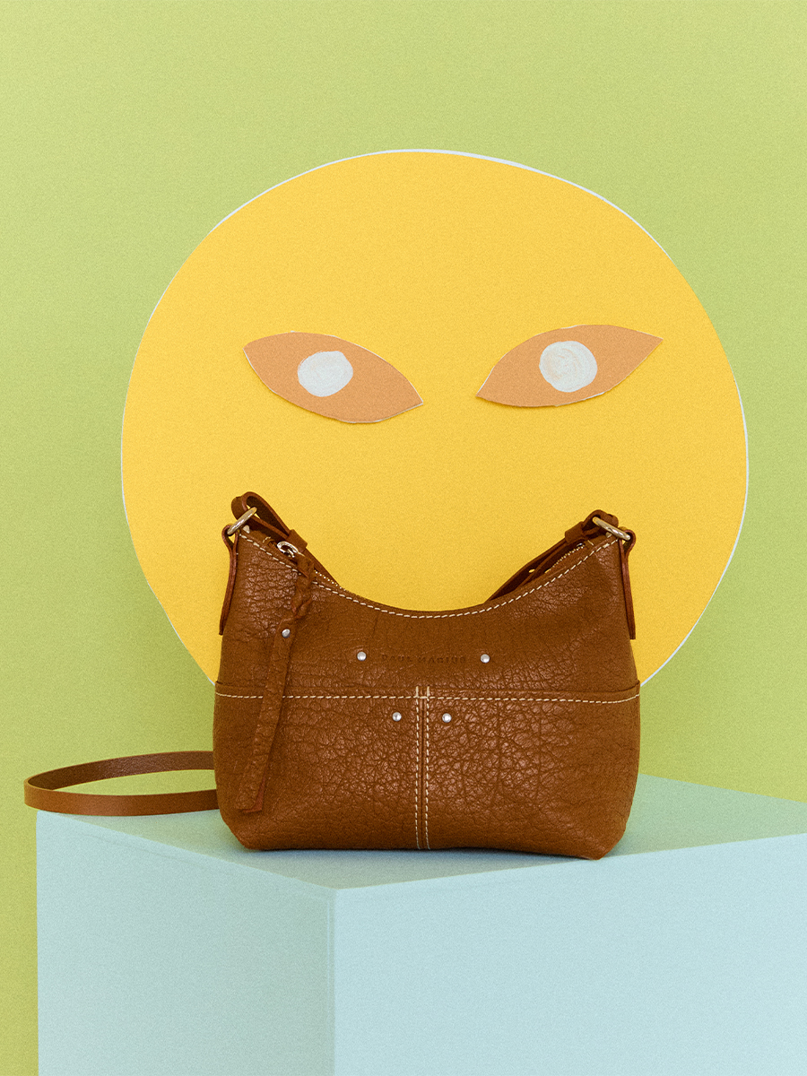 Lifestyle photo, small natural leather shoulder bag, PAUL MARIUS LeLoustic Natural