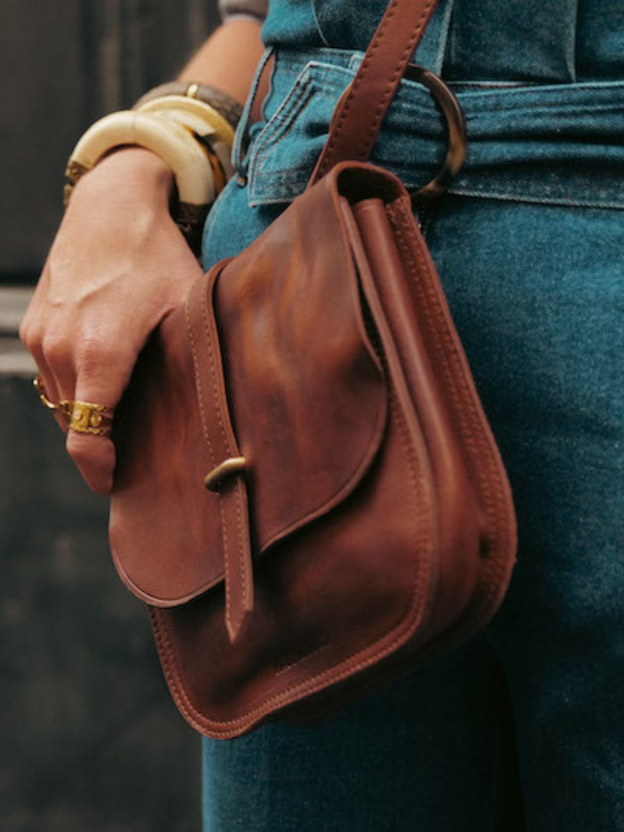 leather-shoulder-bag-for-woman-brown-interior-view-picture-lagibeciere-oiled-brown-paul-marius-3760125355450