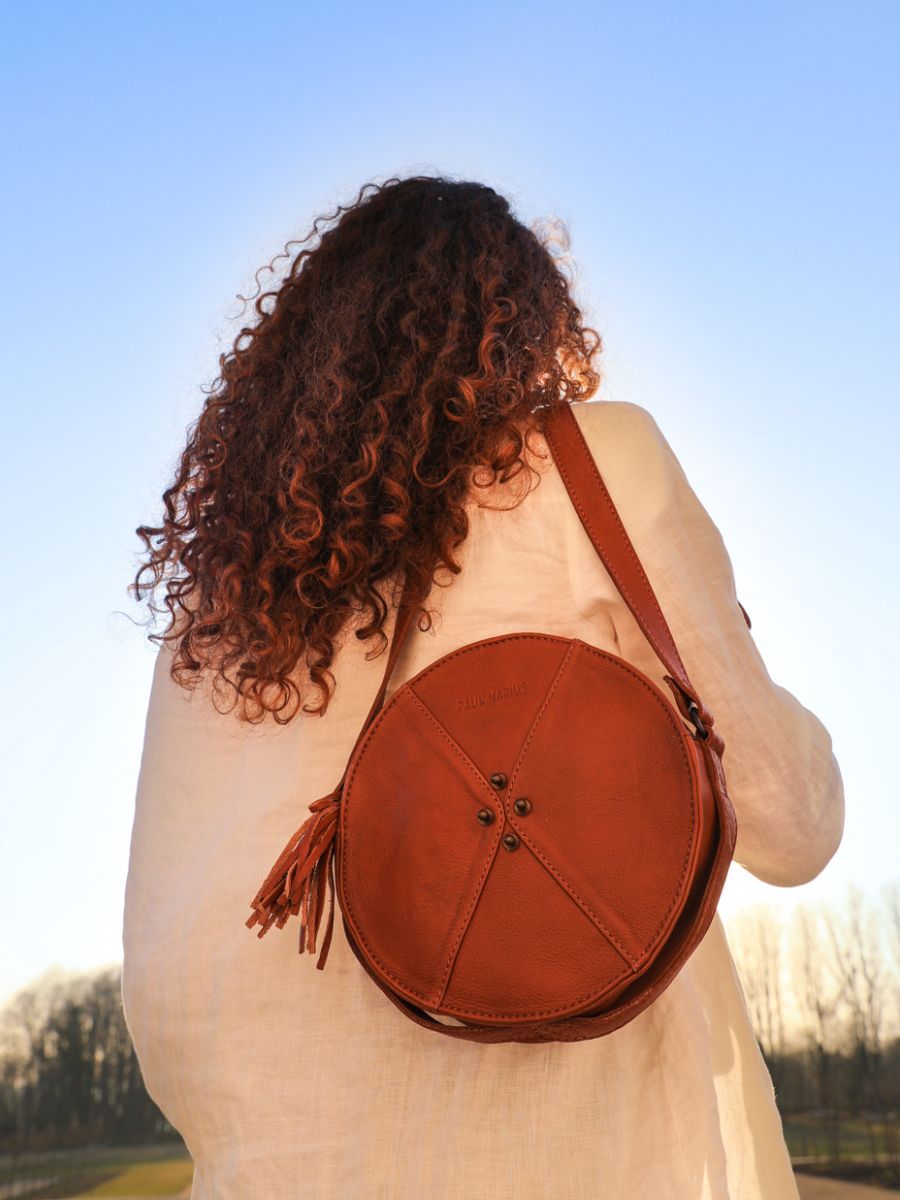 round-leather-shoulder-bag-for-woman-brown-picture-parade-monprecieux-light-brown-paul-marius-3760125337913