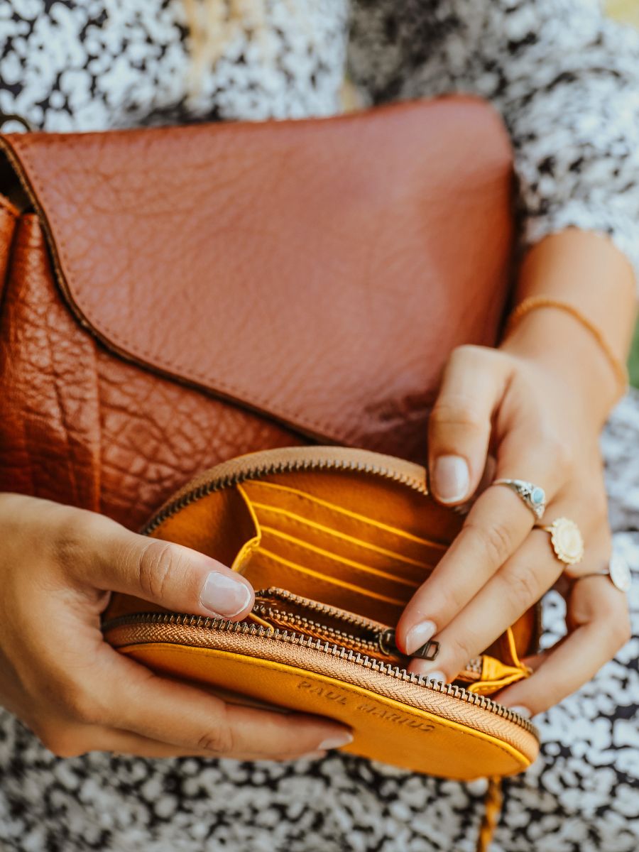 leather-wallet-woman-yellow-side-view-picture-leportefeuille-manon-saffron-paul-marius-3760125350783